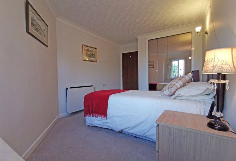 DOUBLE BEDROOM WITH WARDROBES